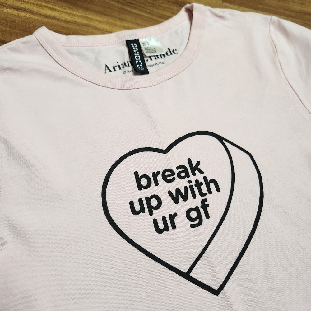 H&M Divided Ariana Grande "break up with ur gf" T-shirt Size Small - Picture 3 of 5